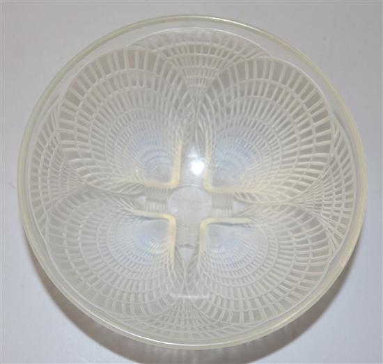 A René Lalique Coquille pattern opalescent glass bowl, 16cm